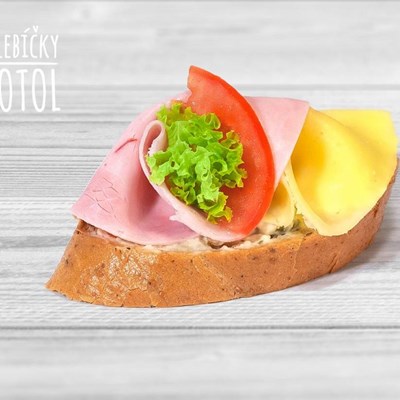 Chlebíček šunka, sýr na tmavé vece