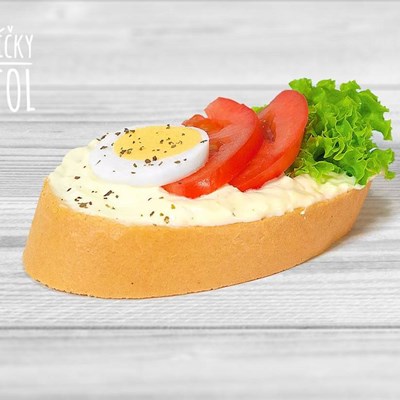 Chlebíček s česnekovou pomazánkou